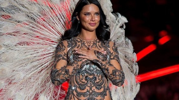 Model Adriana Lima tears up during final walk on Victoria's Secret Fashion Show
