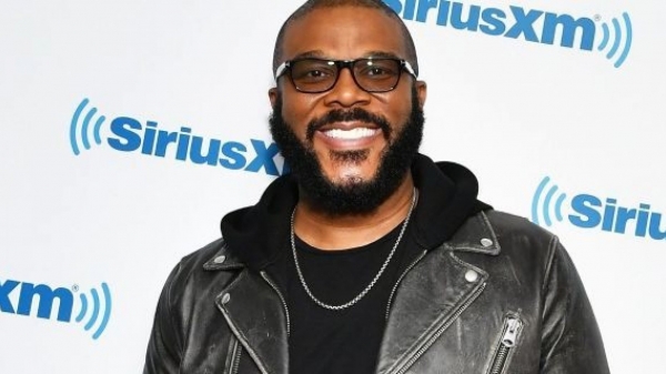 Tyler Perry channels inner Santa Claus, pays off $400K worth of Walmart layaways